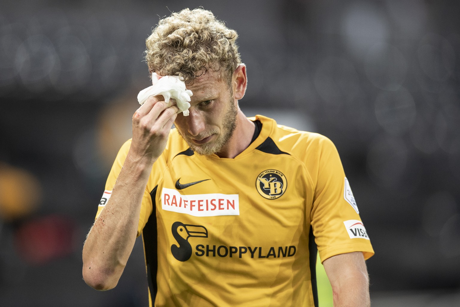 YBs Fabian Lustenberger muss verletzt vom Platz im Fussball Meisterschaftsspiel der Super League zwischen den Berner Young Boys und Servette FC, am Mittwoch, 15. Juli 2020, im Stadion Wankdorf in Bern ...