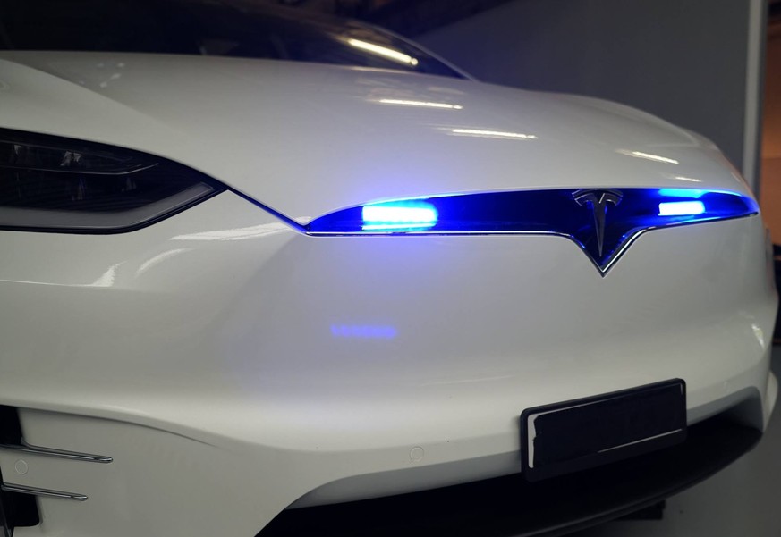 Ein Tesla X als Polizeiauto? 7 Gründe, die dafür sprechen, und 3 dagegen 😏