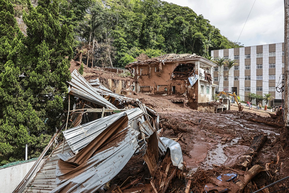 epa12776258 Debris and mud in the aftermath of a storm, in Juiz de Fora, Brazil, 25 February 2026. The Brazilian state of Minas Gerais was hit by torrential rains that triggered widespread flooding an ...