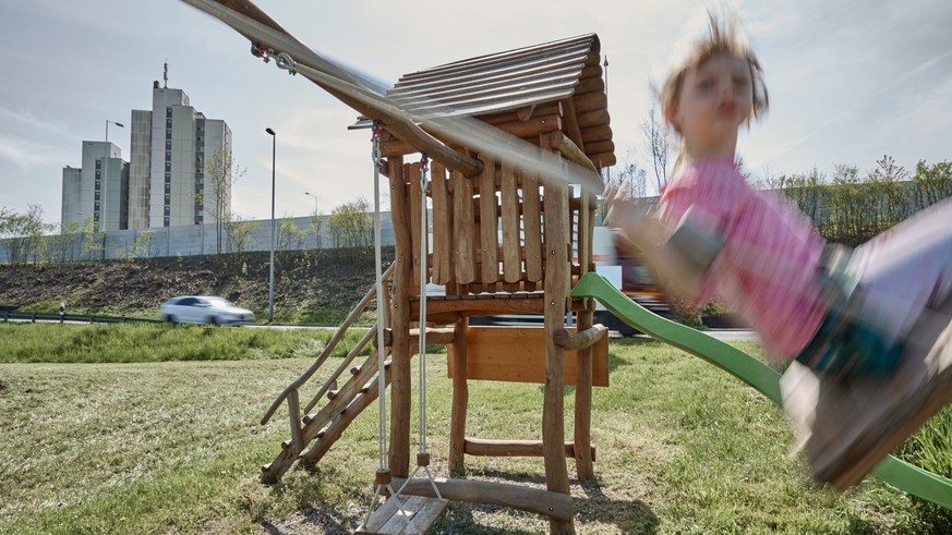 ZUR THEMATIK DER VON ARMUT BETROFFENEN ALLEINERZIEHENDEN MUETTER UND IHRER KINDER, SCHICKEN WIR IHNEN HEUTE, DONNERSTAG, 12.05.2016, FOLGENDE FINGIERTE UND GESTELLTE BILDSERIE --- [Symbolic Image, Sta ...