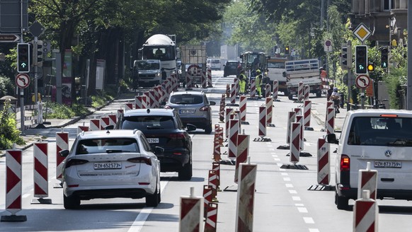 Autos und Lastwagen schlaengeln sich durch die einspurige Bellerivestrasse Stadtein- und auswaerts, aufgenommen am Dienstag, 12. August 2025 in Zuerich. Die Stadt Zuerich hebt wegen Bauarbeiten an den ...