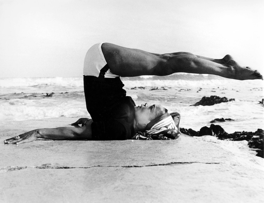 1958 EARTHA KITT practicing yoga on the beach in California.
Photo by Don Ornitz. 

PUBLICATIONxINxGERxSUIxAUTxONLY - ZUMAg49_

Jan 1 2011 Eartha Kitt PUBLICATIONxINxGERxSUIxAUTxONLY