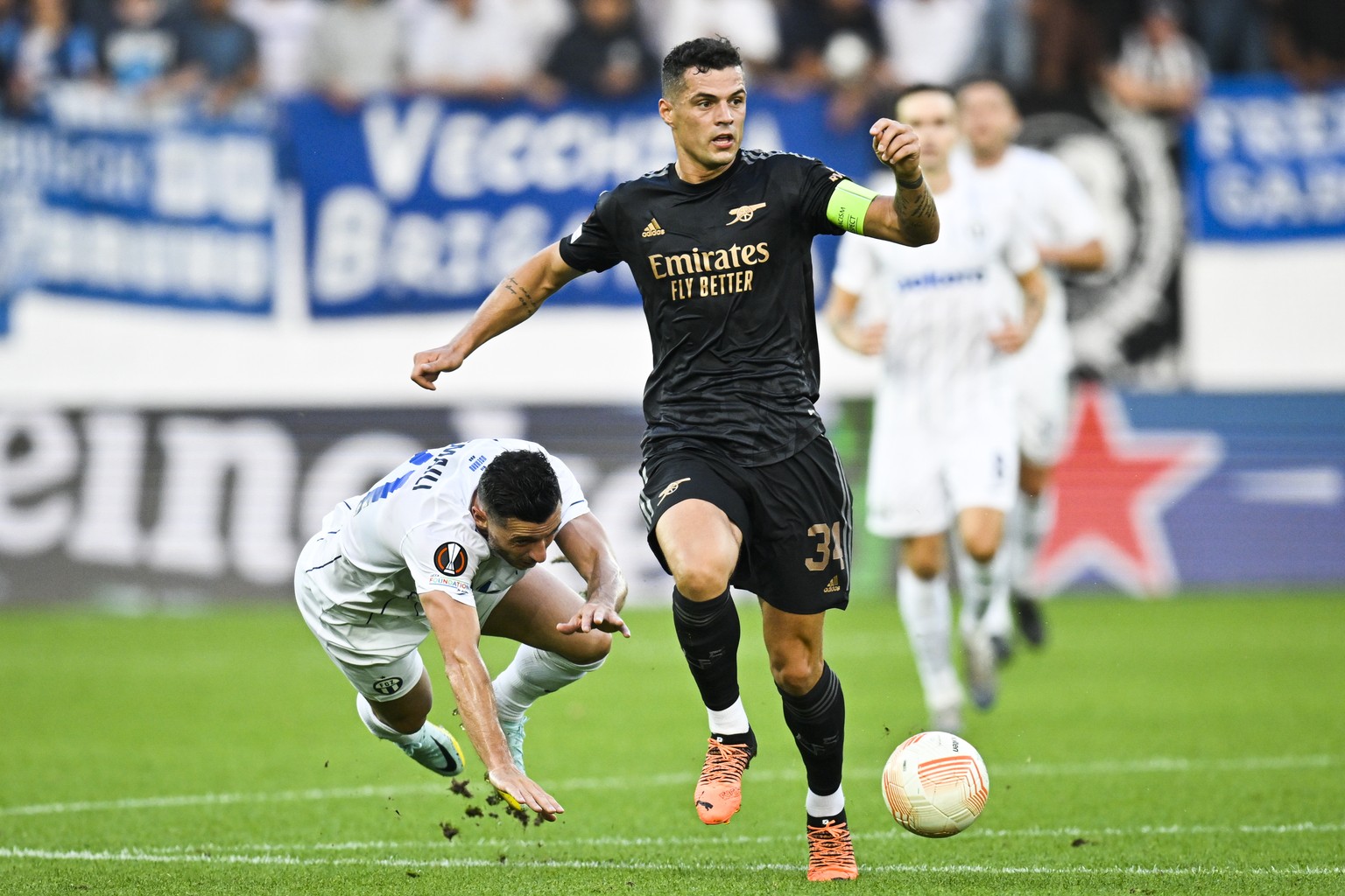 epa10170386 Arsenal&#039;s Granit Xhaka, R, and Zurich&#039;s Blerim Dzemaili in action during the UEFA Europa League Group A soccer game between Switzerland&#039;s FC Zuerich and England&#039;s Arsen ...