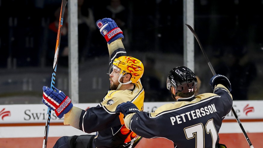 Der Zuercher Robert Nilsson, links, trifft zum 5-1 und jubelt mit dem Zuercher Fredrik Pettersson, waehrend dem Eishockey-Meisterschaftsspiel der National League zwischen den ZSC Lions und dem EV Zug, ...