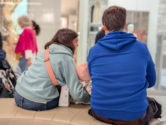 Lisa und Michelangelo mit ihren Zwillingen im Einkaufszentrum in Grancia.