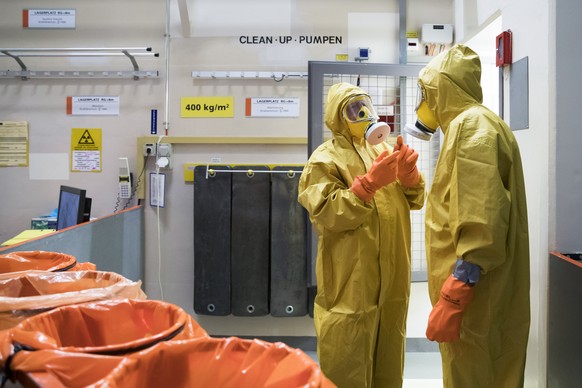 Gelbe Schutzanzüge und Luftfiltermasken: Mitarbeitende des Kernkraftwerks Mühleberg bringen den Reaktor ein letztes Mal auf Hochtouren.