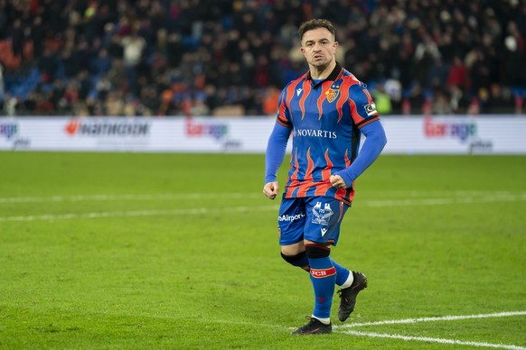 Xherdan Shaqiri (FCB) jubelt nach verwandeltem Elfmeter im Fussball Cupspiel zwischen dem FC Basel 1893 und dem FC Sion am Mittwoch, 4. Dezember 2024 im Stadion St. Jakob-Park in Basel. (KEYSTONE/Til  ...