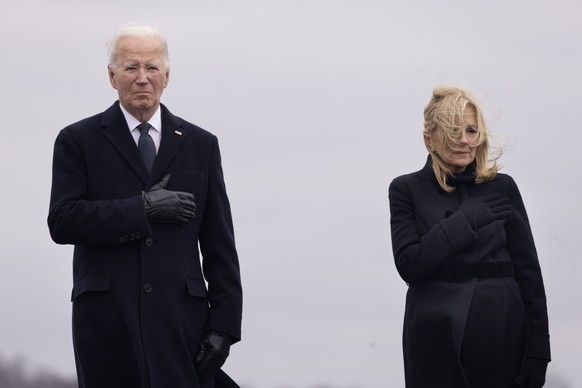 epa11121833 US President Joe Biden (L) and First Lady Jill Biden (R) watch a US Army carry team move a flag-draped transfer case containing the remains of a fallen US service member during a dignified ...