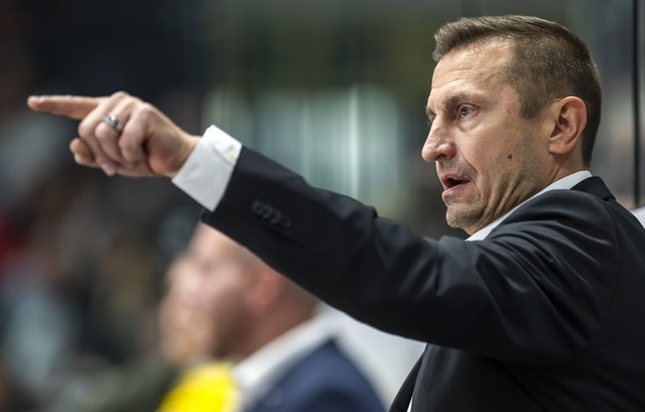 L&#039;entraineur Ville Peltonen (GSHC), lors du match du championnat suisse de hockey sur glace de National League entre Geneve-Servette HC, GSHC, et Lausanne HC, LHC, ce dimanche 12 octobre 2025 a l ...