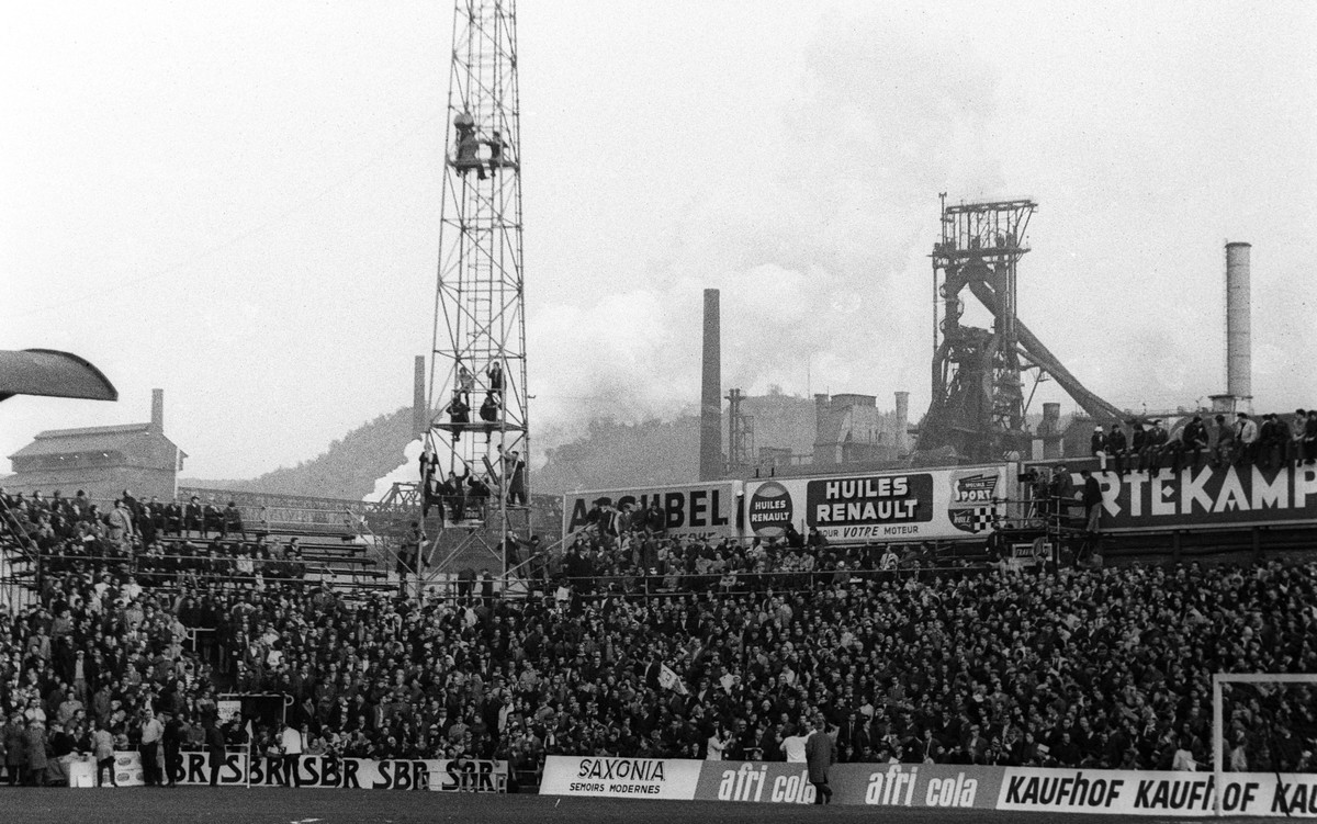 Europapokal der Pokalsieger 1966/1967. Halbfinale: Standard L�ttich - Bayern M�nchen 1:3/26.04.1967. Stadion L�ttich vor Industriekulisse. HM

European Cup the Cup Winners\u0026#39; Cup 1966 1967 Se ...