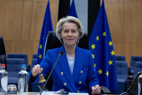 European Commission President Ursula von der Leyen rings a bell to signify the beginning of the weekly college of commissioners meeting at EU headquarters in Brussels, Wednesday, April 9, 2025. (AP Ph ...