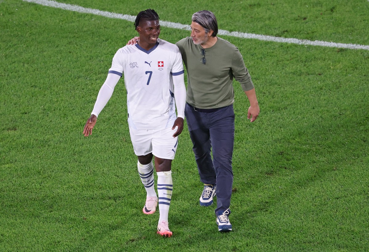 epa11424159 Breel Embolo of Switzerland (L) and head coach Murat Yakin (R) chat after a draw in the UEFA EURO 2024 group A soccer match between Scotland and Switzerland, in Cologne, Germany, 19 June 2 ...