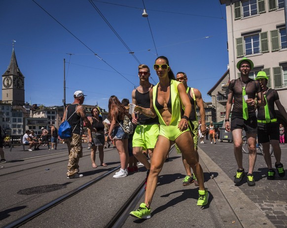 Street-Parade Z�rich 2016 Streetparade in Z�rich. Nach dem Vorbild der Loveparade in Berlin ist die Technoparade mittlerweile die gr�sste Techno-Party der Welt. Der Umzug f�hrt allj�hrlich entlang des ...