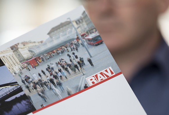 Ein Arbeitsloser studiert einen Prospekt des RAV. Künftig sollen ältere Arbeitslose nicht mehr in der Sozialhilfe landen, wenn sie keine neue Stelle finden. Sie sollen eine Überbrückungsrente erhalten ...