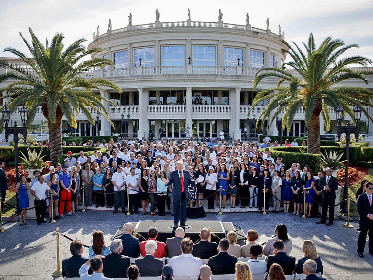 Donald Trump im Jahr 2016 - damals noch als Präsidentschaftskandidat - bei einer Rede vor seinem Golfclub "Trump National Doral" in Miami im US-Bundesstaat Florida. (Archivbild)