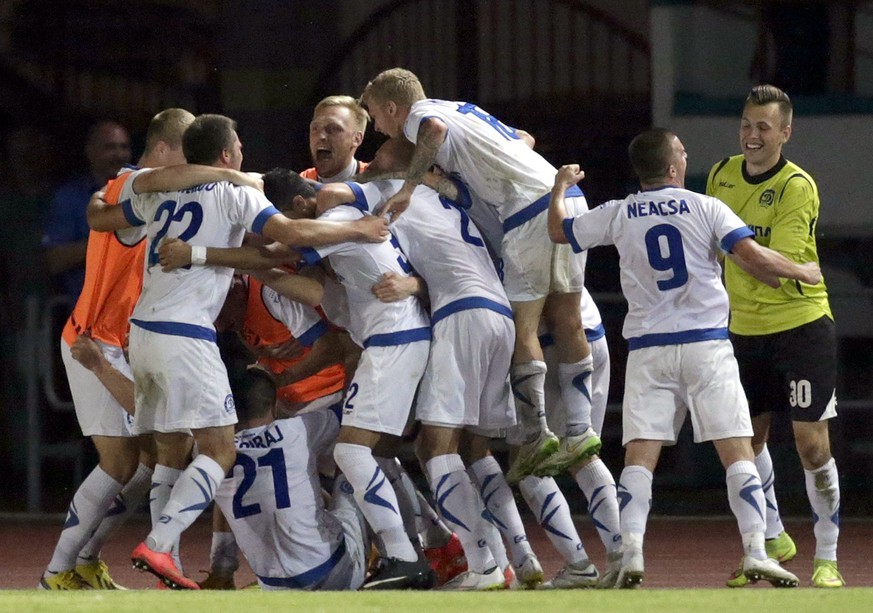 epa04875042 Players of FC Dinamo Minsk celebrate their goal against FC Zurich during the UEFA Europa League soccer match between FC Dinamo Minsk and FC Zurich in Brest, Belarus, 06 August 2015. EPA/TA ...