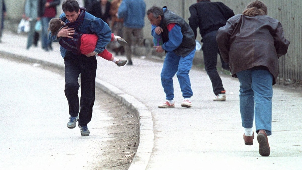 Auf der gefürchteten «Sniper Alley» in Sarajewo suchen Menschen im April 1993 Schutz vor serbischen Scharfschützen.