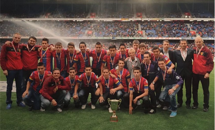 Mit den Jugendmannschaften des FC Basel feierte Joël Keller (hinter dem Pokal, fast neben FCB-Mäzenin Gigi Oeri) einige Erfolge. Hier das Foto mit der U16 als Schweizermeister und Cupsieger.