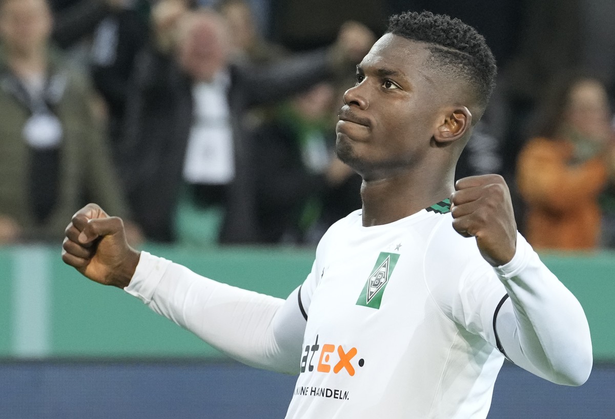 Moenchengladbach's Breel Embolo celebrates after scoring his side's fourth goal during the German Soccer Cup match between Borussia Moenchengladbach and Bayern Munich at the Borussia Park in ...