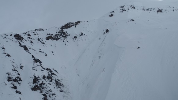 Zwei Skitourengänger sind am 24. August 2023 bei La Fouly im Wallis von einer Lawine mitgerissen worden. Dabei verlor einer der Alpinisten sein Leben.