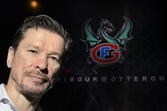 Slava Bykov, membre du Conseil d&#039;Administration du HC Fribourg-Gotteron, pose devant le nouveau logo lors de la traditionnelle conference de presse d&#039;avant saison du HC Fribourg-Gotteron ce  ...