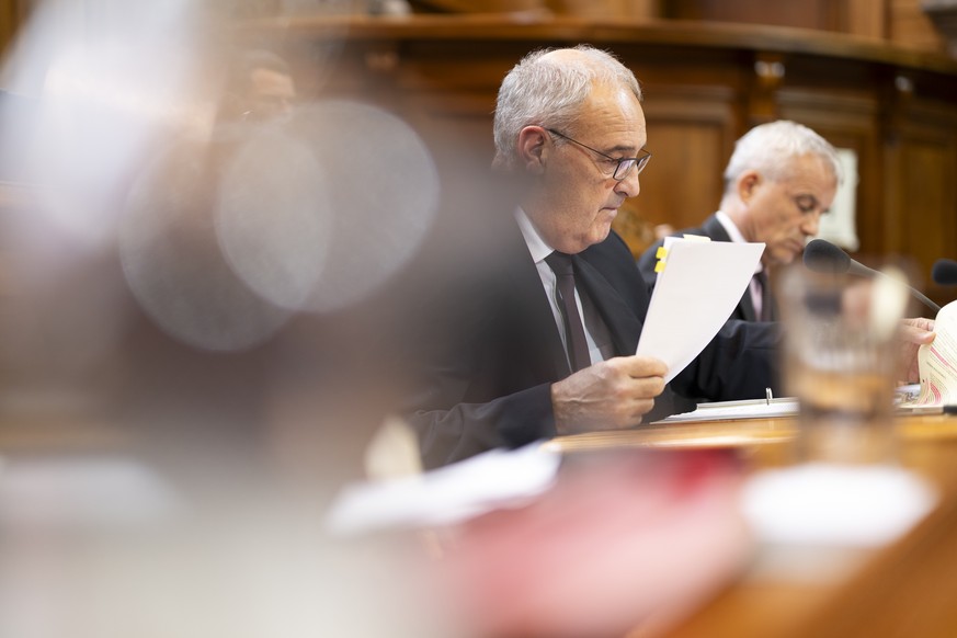 Bundespraesident Guy Parmelin, links, und Bundesrat Beat Jans, rechts, bei der ausserordentliche Session 'Asyl' waehrend der Herbstsession der Sommersession der Eidgenoessischen Raete, am Do ...