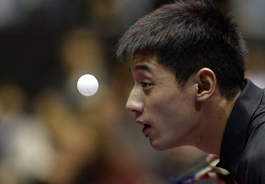 Der Chinese Zhang Jike Auge in Auge mit dem Spielgerät.