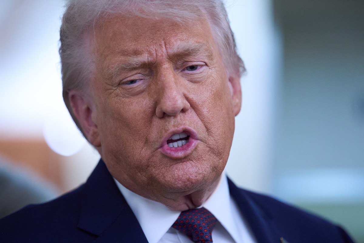 President Donald Trump speaks with reporters aboard Air Force One after leaving the World Economic Forum in Davos for Washington, Thursday, Jan. 22, 2026. (AP Photo/Evan Vucci)
Donald Trump