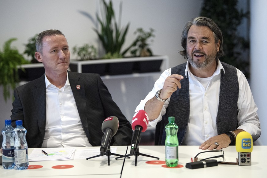 Markus Luethi, Praesident, rechts, und Markus Peter, Vizepraesident vom Fussball Super League Club FC Thun, stellen an einer Medienkonferenz den neuen Investor Pacific Media Group aus Neuseeland vor,  ...