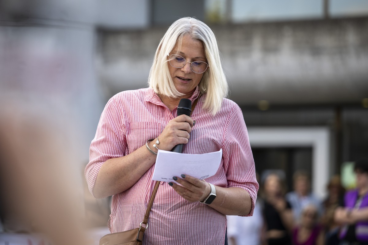 Iwona L. spricht bei einer Mahnwache gegen sexualisierte Gewalt, am Montag, 27. Juli 2026 in Untersiggenthal. (KEYSTONE/Andreas Becker)