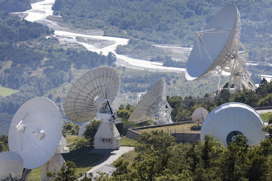 ZUR EIDGENOESSISCHEN ABSTIMMUNG UEBER DEN NACHRICHTENDIENST (NACHRICHTENDIENSTGESETZ) VOM SONNTAG, 25. SEPTEMBER 2016, STELLEN WIR IHNEN FOLGENDES BILDMATERIAL ZUR VERFUEGUNG - Parabolic antennas of t ...