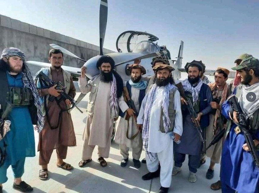 Die Taliban vor der erbeuteten A-29, wahrscheinlich 14. August.