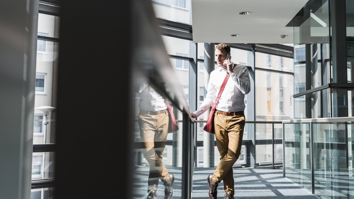 Businessman standing in modern office talking on mobile phone model released, Symbolfoto property released, UUF36207