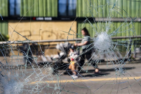 epaselect epa13038294 People walk past a broken window at a TPG tram stop the day after the demonstration against France Evian G7 summit, in Geneva, Switzerland, 15 June 2026. The summit is scheduled  ...