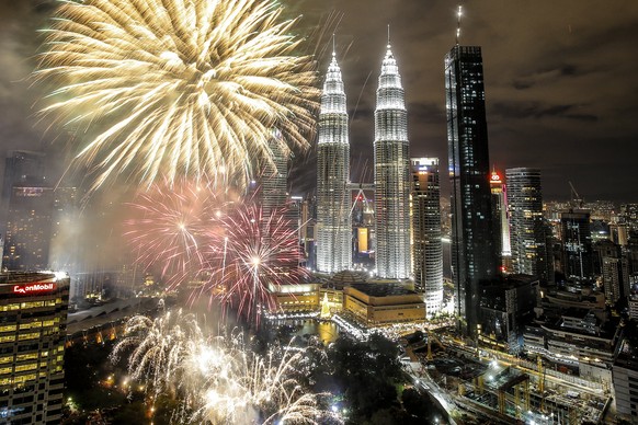 epaselect epa06411502 Fireworks illuminate the night sky over Malaysia&#039;s Petronas Towers during New Year&#039;s Eve celebrations in Kuala Lumpur, Malaysia, 01 January 2018. EPA/AHMAD YUSNI