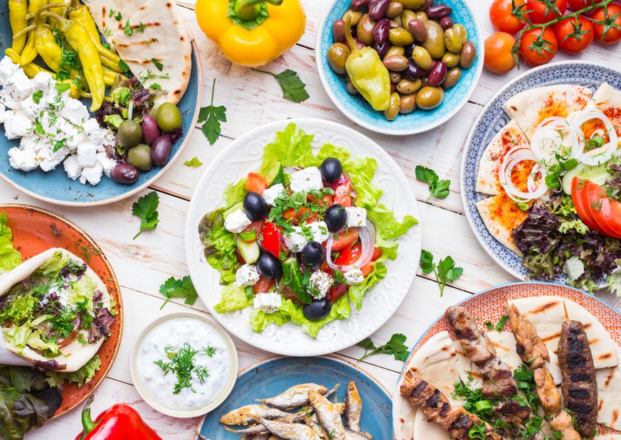 griechenland griechische küche gerichte essen food cuisine salat choriatiki keftedes souvlaki oliven gyros kebab türkisch feta shutterstock