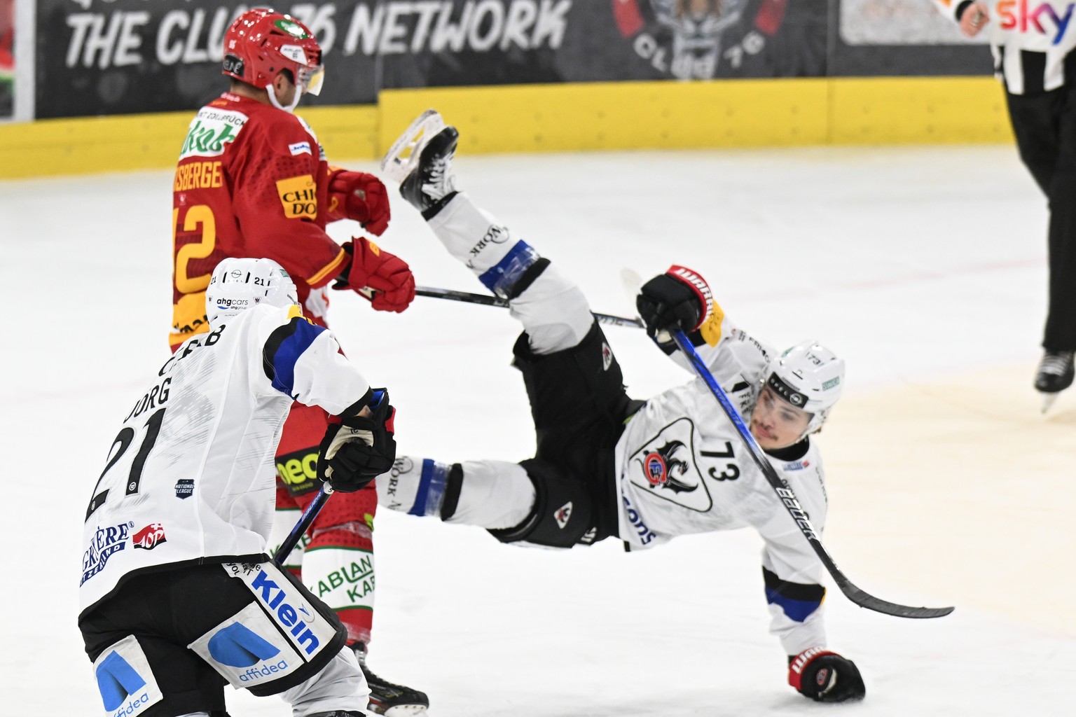 Tigers Phil Baltisberger, links, im Kampf um den Puck gegen Fribourgs Sandro Schmid, rechts, beim Eishockey-Qualifikationsspiel der National League zwischen den SCL Tigers und dem HC Fribourg-Gotteron ...