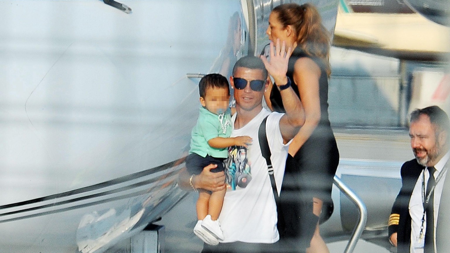 epa06917994 Juventus player Cristiano Ronaldo (with the youngest child) arrives at Caselle airport, Turin, Italy, 29 July 2018. EPA/Alessandro Di Marco