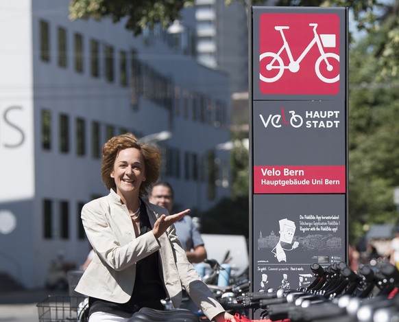 Ursula Wyss, Gemeinderaetin Stadt Bern, links, und Bruno Rohner, Geschaeftsfuehrer PubliBike, eroeffnen das Veloverleihsystem &quot;Velo Bern&quot;, am Donnerstag, 28. Juni 2018 in Bern. Die aktuell 7 ...