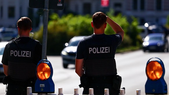 epa11547726 German police officers prepare stop a car at German federal police checkpoint at the German-Polish border Goerlitz, Germany, 13 August 2024. German Federal Minister of the Interior Nancy F ...