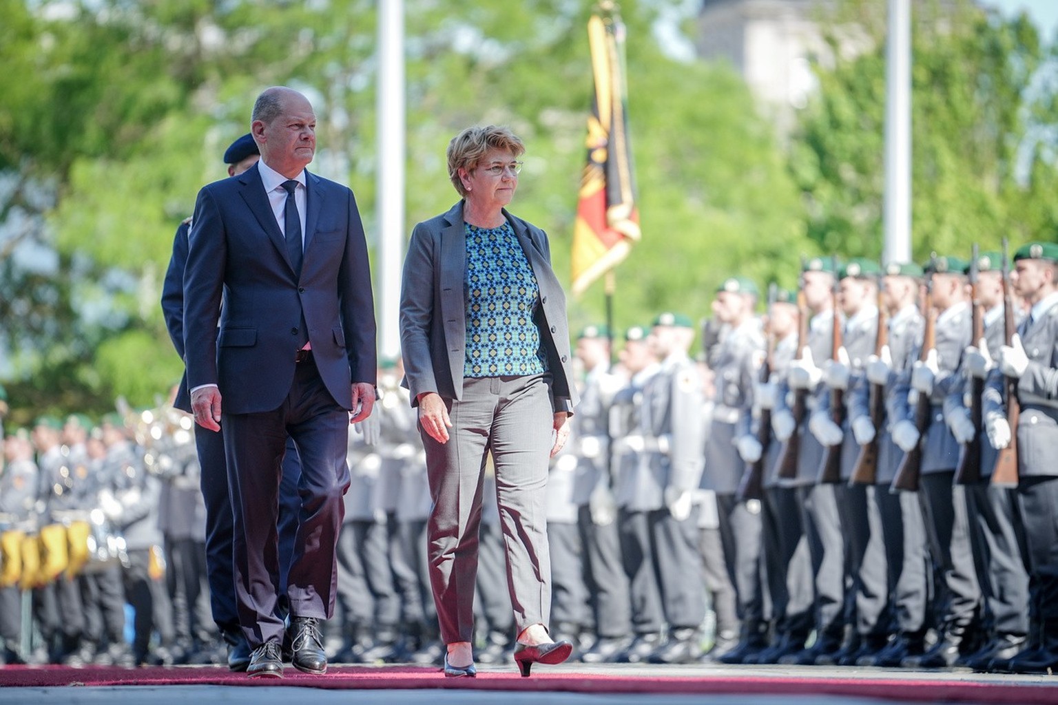15.05.2024, Berlin: Bundeskanzler Olaf Scholz (SPD, l) empf