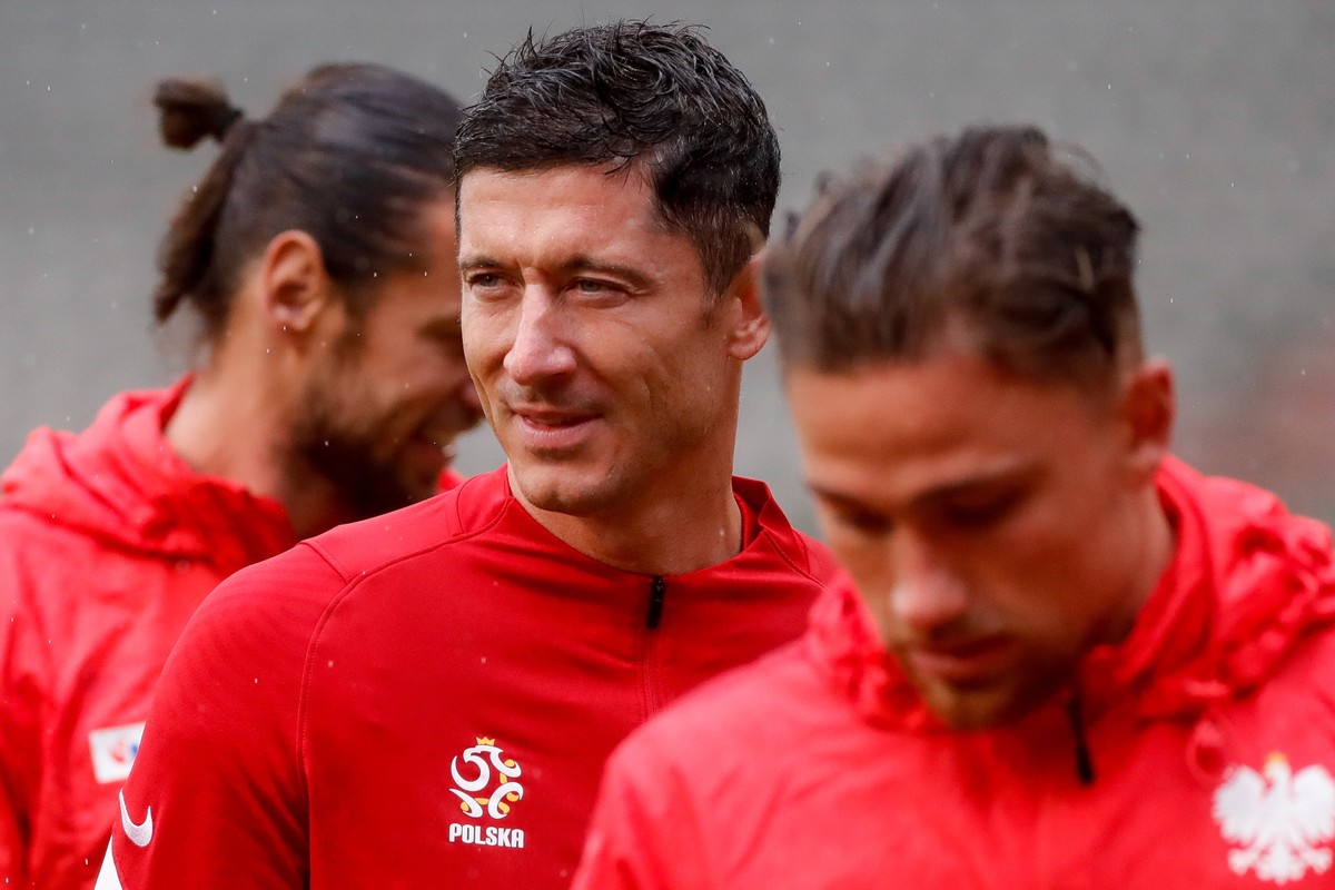 epa10000533 Robert Lewandowski (C) of Poland attends his team's training session in Brussels, Belgium, 07 June 2022. Poland will face Belgium in their UEFA Nations League soccer match on 08 June  ...