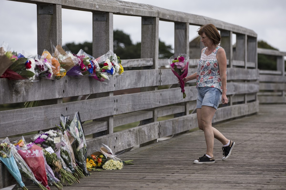 Eine Frau legt Blumen nahe der Unfallstelle in Shoreham, Südengland nieder.