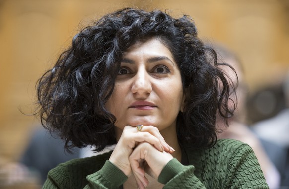 Sibel Arslan (Gruene-BS) verfolgt die Debatte um die Wirtschaftslage im Nationalrat waehrend der Fruehlingssession der Eidgenoessischen Raete, am Mittwoch, 16. Maerz 2016, in Bern. (KEYSTONE/Peter Kla ...