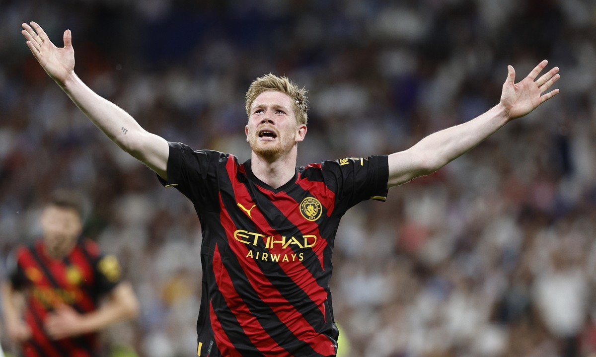 epaselect epa10618240 Manchester's midfielder Kevin De Bruyne celebrates after scoring the 1-1 goal during the UEFA Champions League semifinal first leg soccer match between Real Madrid and Manch ...
