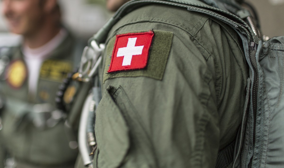 ZUR AUSSAGE VON VERTEIDIGUNGSMINISTER MAURER: DIE SCHWEIZ BRAUCHE 100 ZUSAETZLICHE STELLEN, STELLEN WIR IHNEN FOLGENDES BILDMATERIAL ZUR VERFUEGUNG --- Die Schweizer Luftwaffe soll künftig auch ausser ...