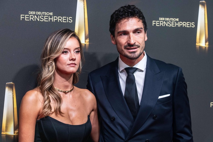Mats HUMMELS, ehem. Fussballspieler, und Nicola CAVANIS, Model, Roter Teppich, Red Carpet Show, Ankunft, arrival, Verleihung des Deutschen Fernsehpreises, Der Deutsche Fernsehpreis 2026, Deutscher Fer ...
