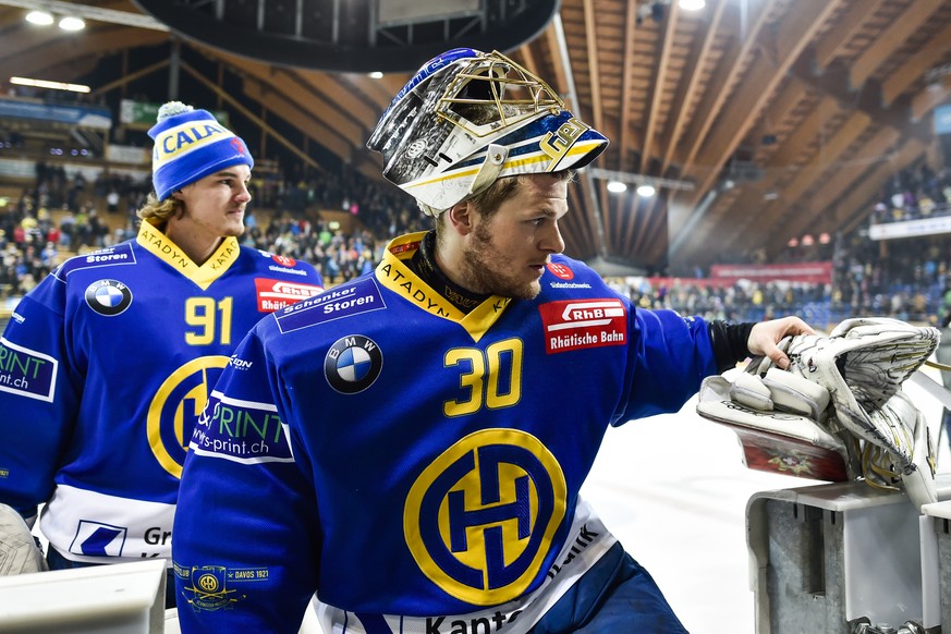 Torhueter Leonardo Genoni, rechts, und Torhueter Gilles Senn von Davos verlassen das Eis nach dem verlorenen fuenften Playoff-Halbfinalspiel der National League A zwischen dem HC Davos und dem SC Bern ...