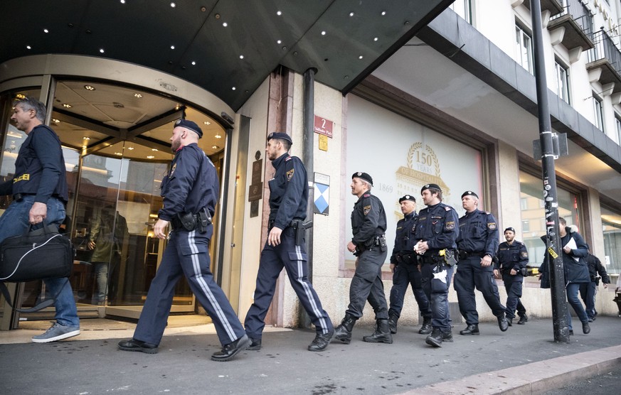 Polizisten betreten das Hotel in Innsbruck, in dem eine infizierte Person arbeitete.