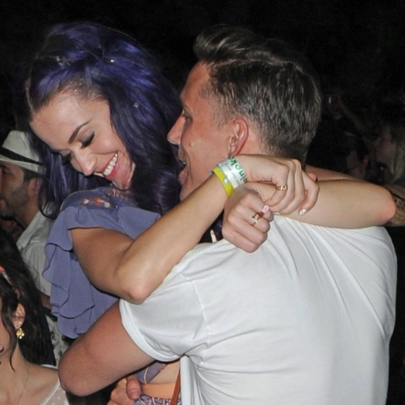 SO OVER BRAND Katy Perry seen at Coachella music festival loved up with new boyfriend Robert Ackroyd, guitar player for Florence and The Machine 76690, INDIO, CALIFORNIA - Sunday April 22, 2012. SO OV ...